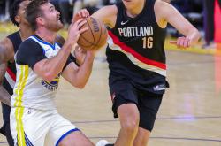 爱游戏 -关于波特兰开拓者训练开放日，赛后造点机会引欢呼，NBA季后赛在即，训练强度明显提升的信息